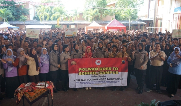 Kasubbag Watpers SDM Polres Kudus AKP Juminah Menjadi Pembina Upacara Di SMA Negeri 1 Bae Kudus, Kamis (15 Agustus 2024), Sekaligus Menggelar Kegiatan Polwan Goes To School Yang Masih Merupakan Rangkaian Peringatan “